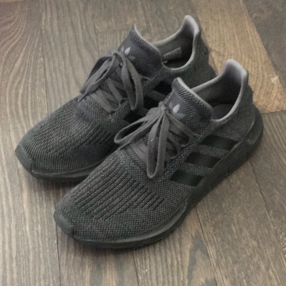 Mens Size 9.5 Adidas Casual Shoe